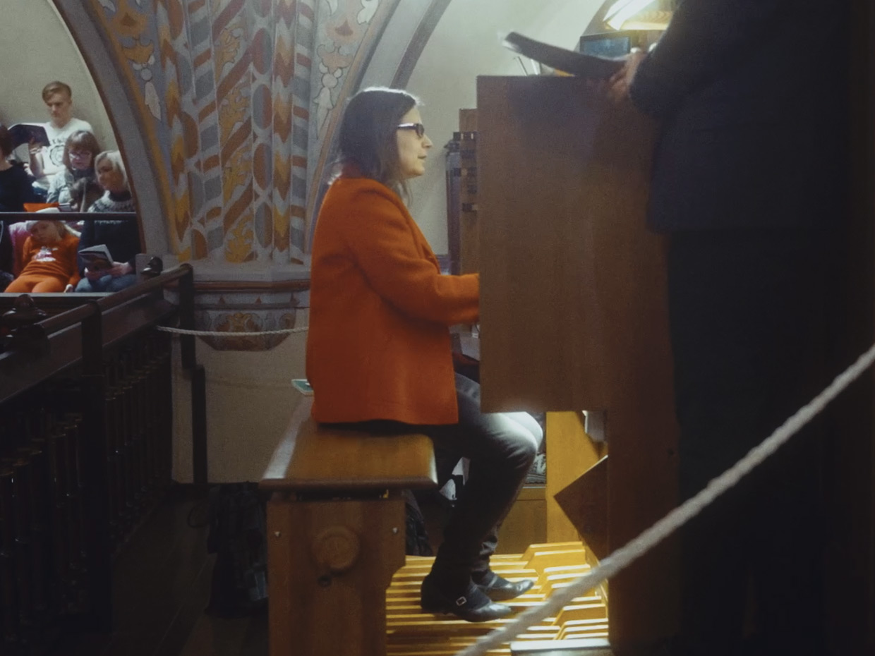 En kantor spelar på orgel.
