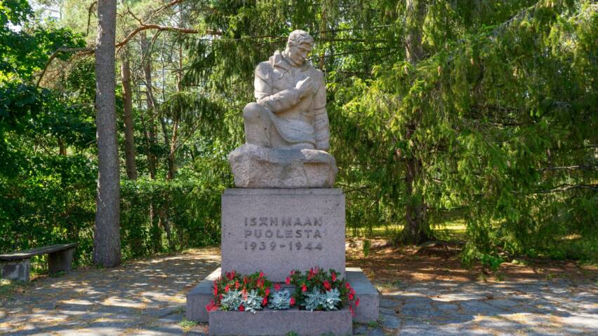 Isänmaan puolesta kuolleiden muistomerkki hautausmaalla.