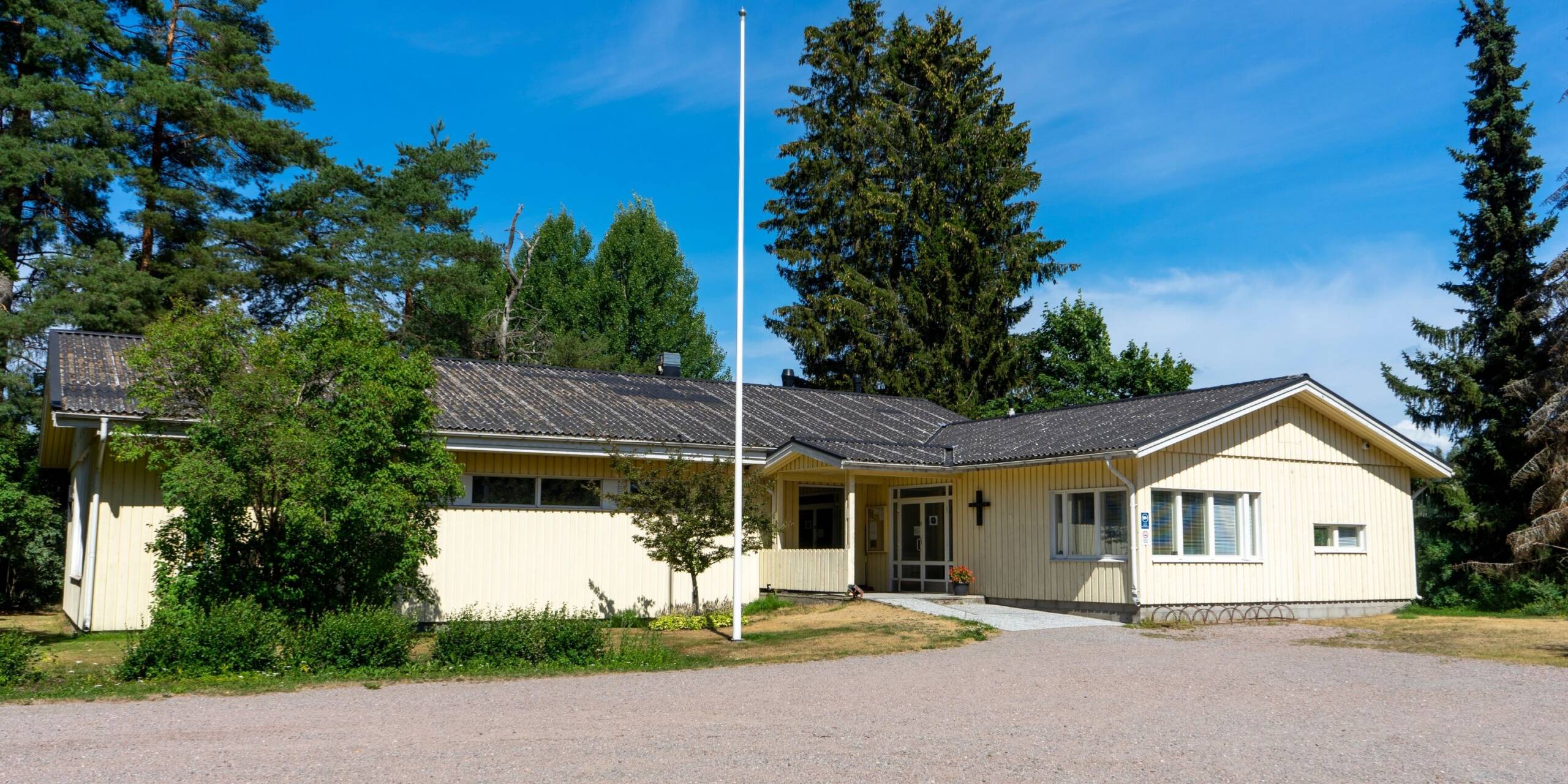 Sammatin seurakuntatalo aurinkoisena kesäpäivänä.