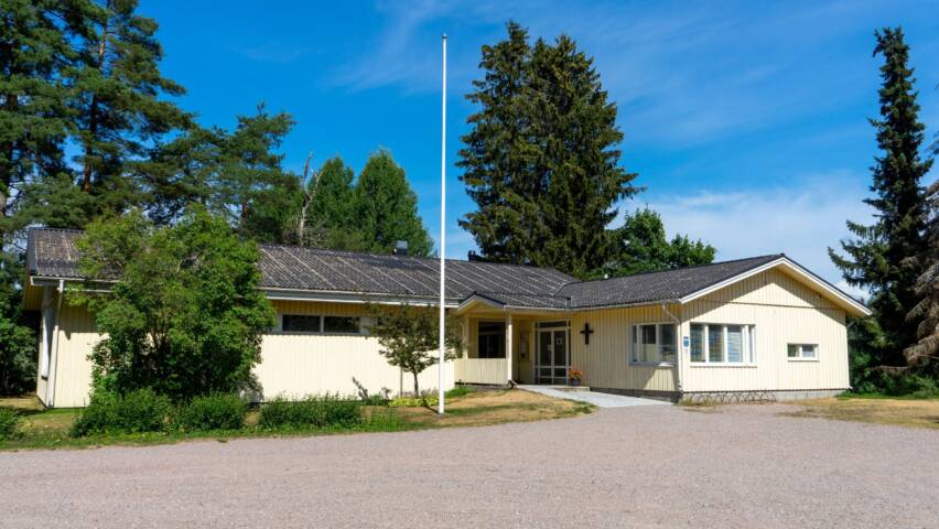 Sammatin seurakuntatalo aurinkoisena kesäpäivänä.