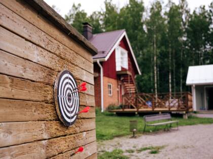 Tikkataulu Saarikon leirikeskuksen pihalla.