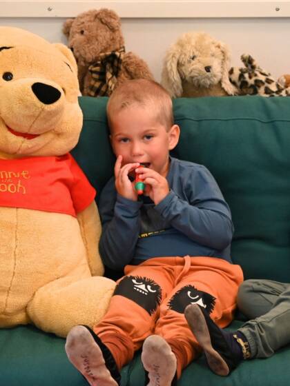 Nalle Puh och två barn.
