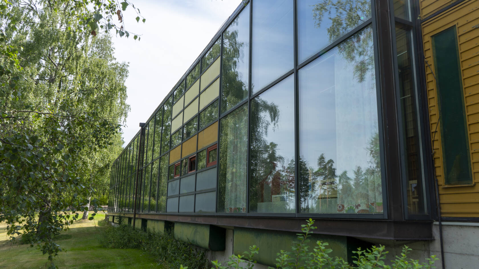 En byggnad med glasvägg