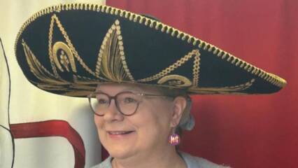 Naisella sombrero päässä.