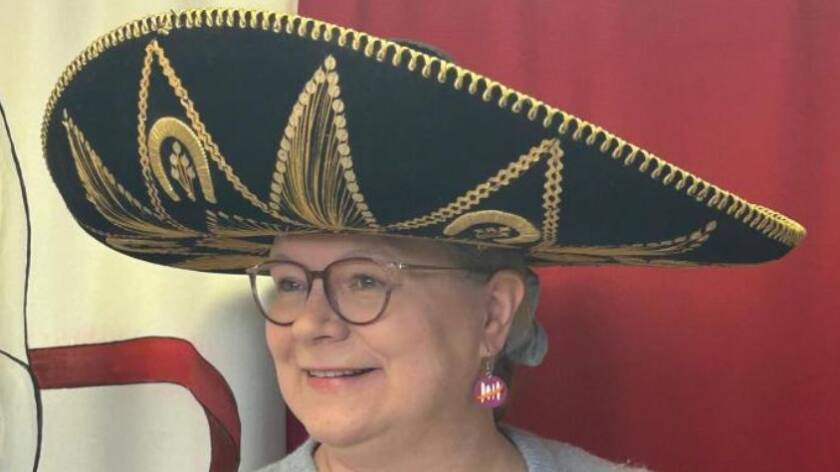 Naisella sombrero päässä.