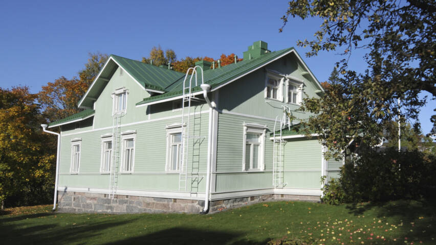 Syksyinen kuva Lindkullan nuorisotalosta.