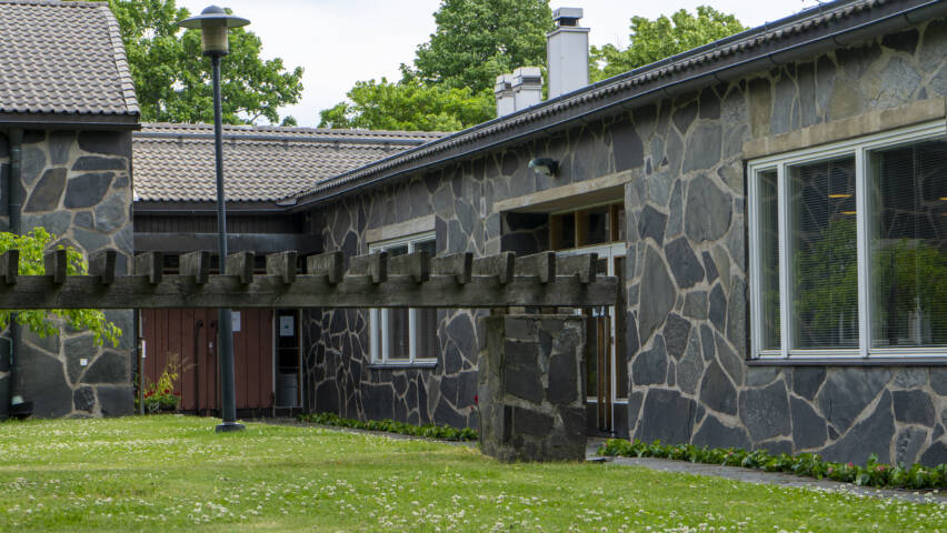 Seurakuntakeskus edestä kuvattuna.