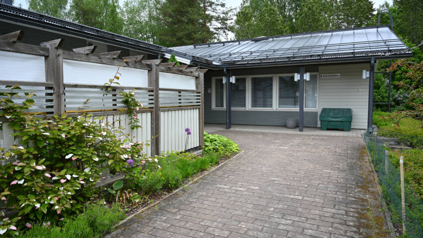 Metsolan seurakuntakoti ja sen ympäristöä.