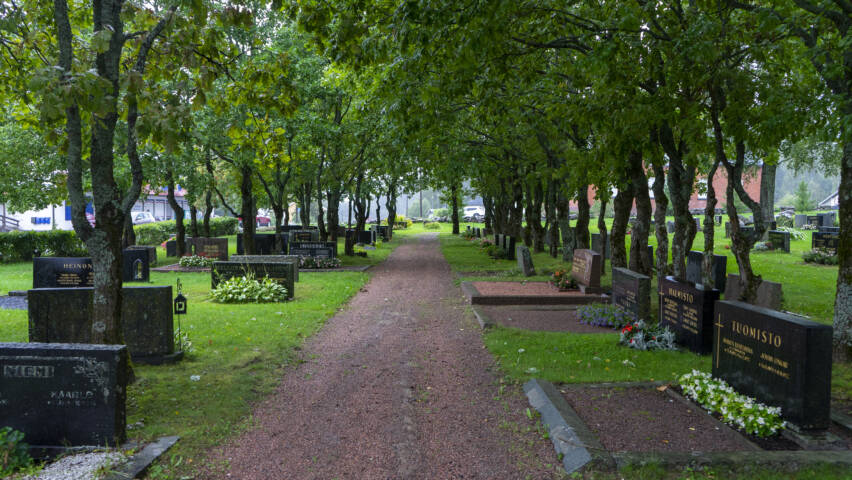 Hautausmaa sateisena kesäpäivänä.
