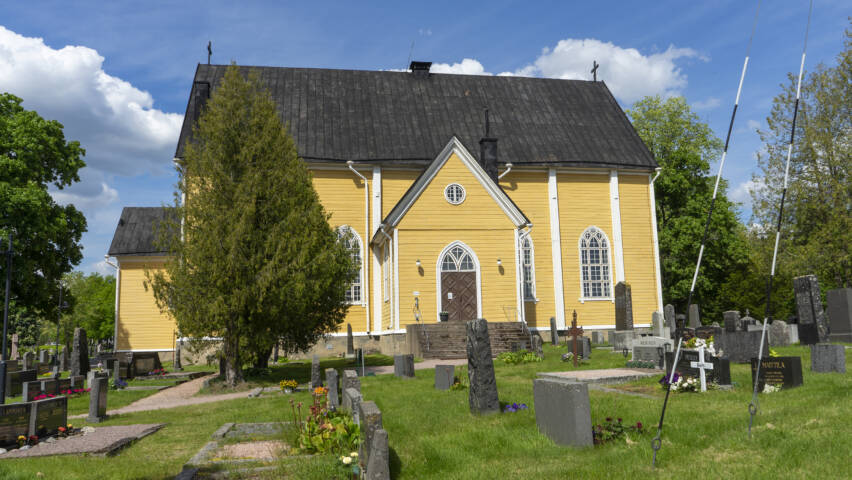 Kesäinen Pusulan kirkko.