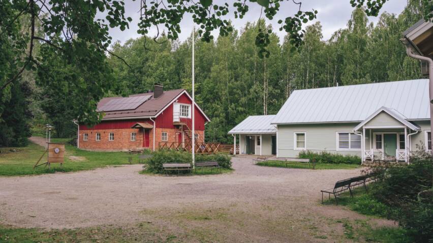 Vanha navetta ja ruokalarakennus.