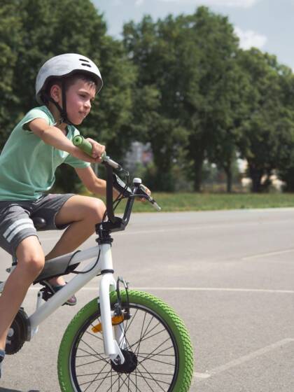 Barnet cyklar i cirklar på skolgården.
