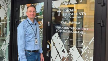 Lohjan seurakunnan kiinteistöpäällikkö seisoo katutasossa Katupappilan edessä.