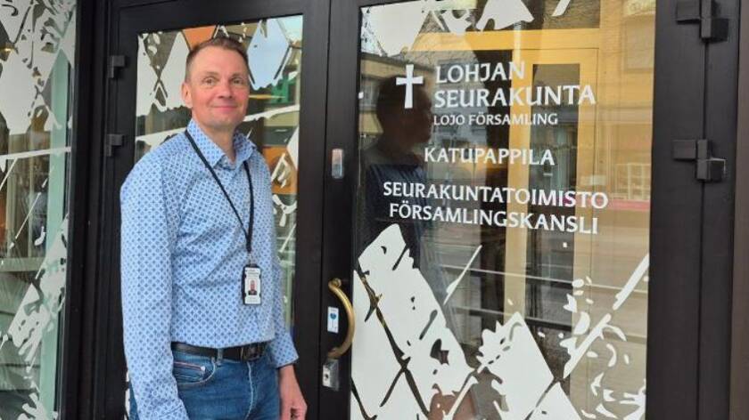 Lohjan seurakunnan kiinteistöpäällikkö seisoo katutasossa Katupappilan edessä.