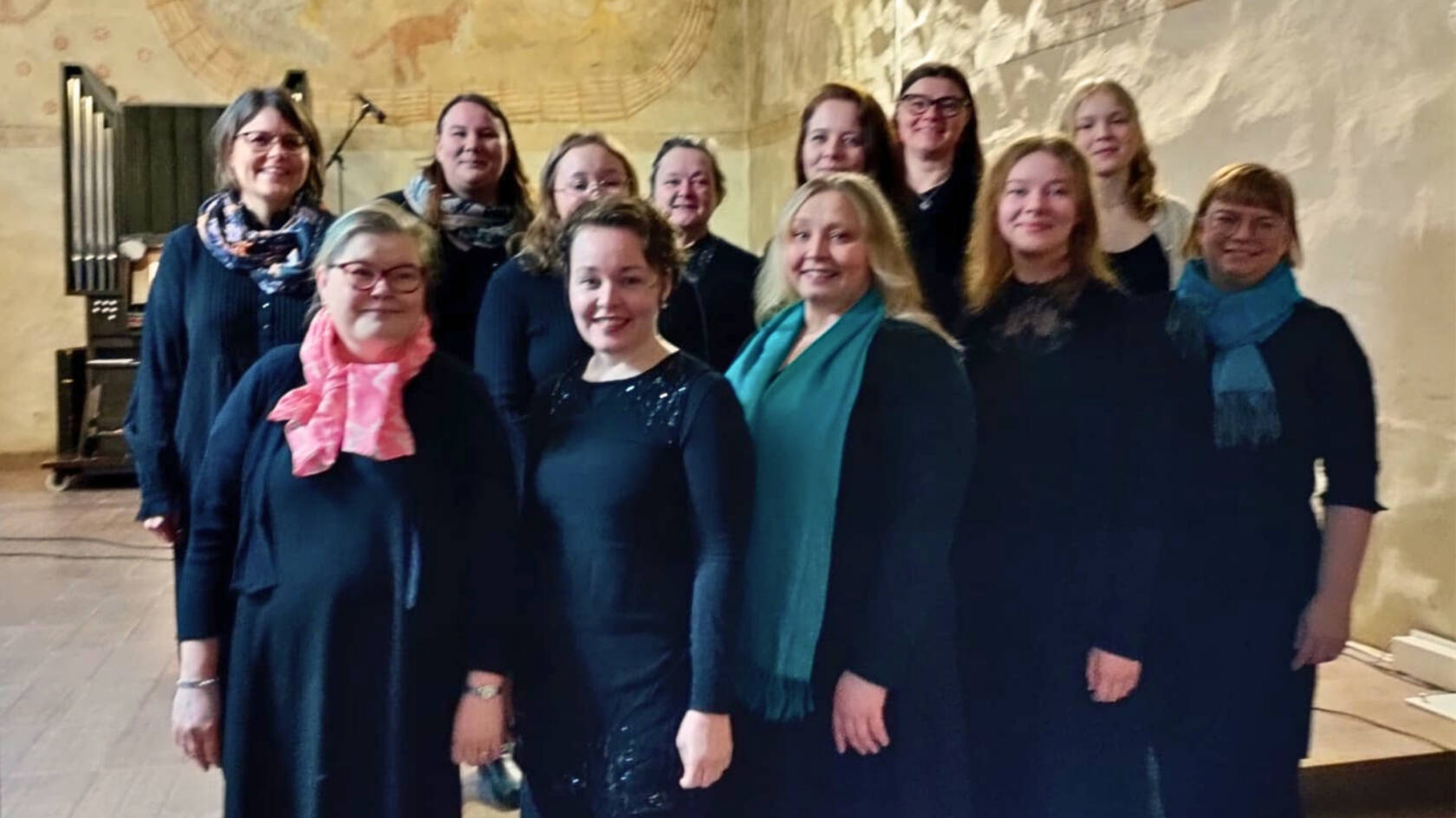 Kuorolaiset kahdessa rivissä Pyhän Laurin kirkossa.