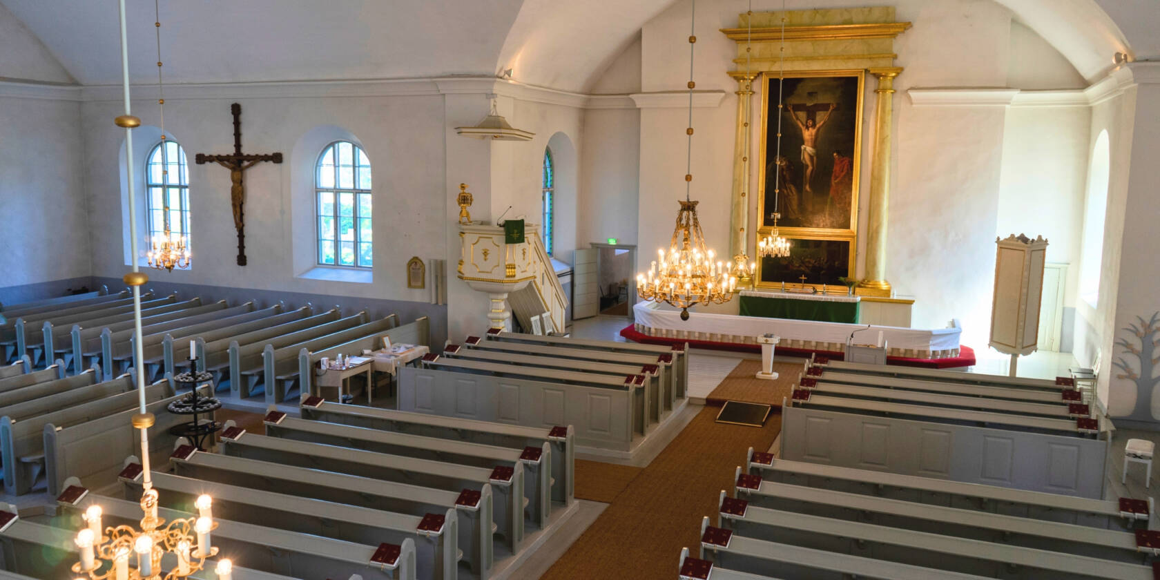 Nummen kirkon alttari ja kirkkosali.