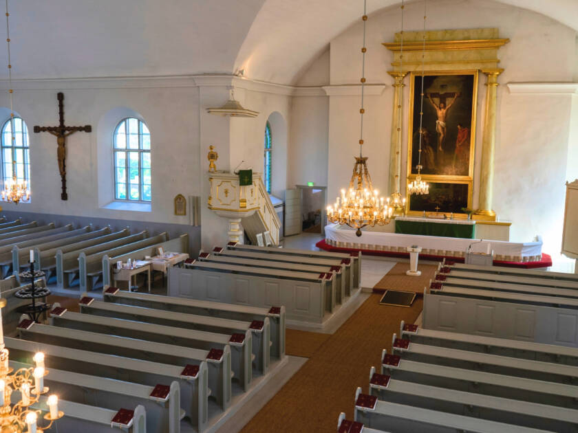 Nummen kirkon alttari ja kirkkosali.