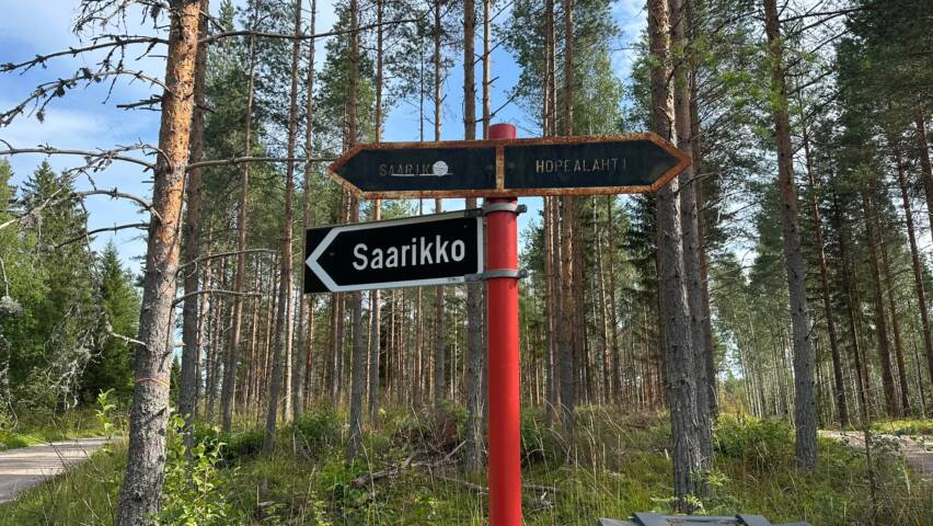 Kuvassa tienviitta, jossa lukee Saarikko