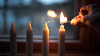 Ensimmäinen adventtikynttilä.