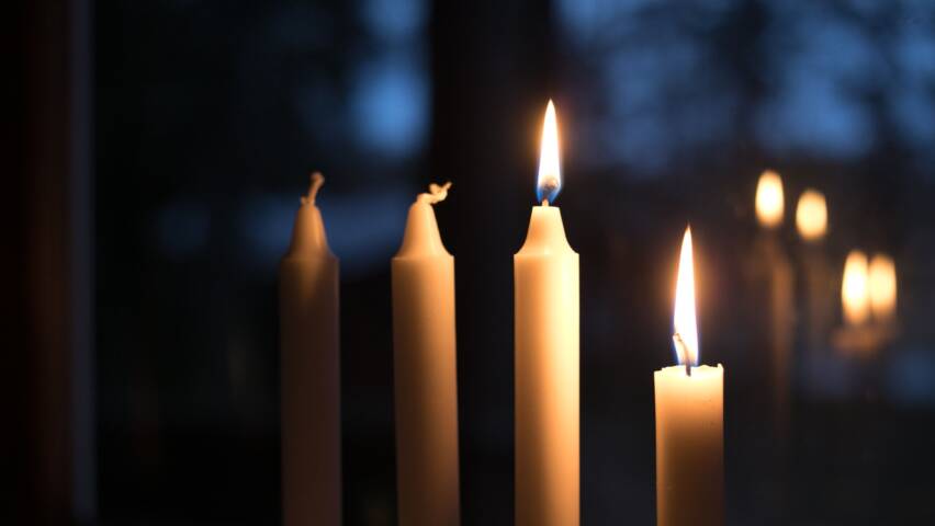 toinen adventtikynttilä.