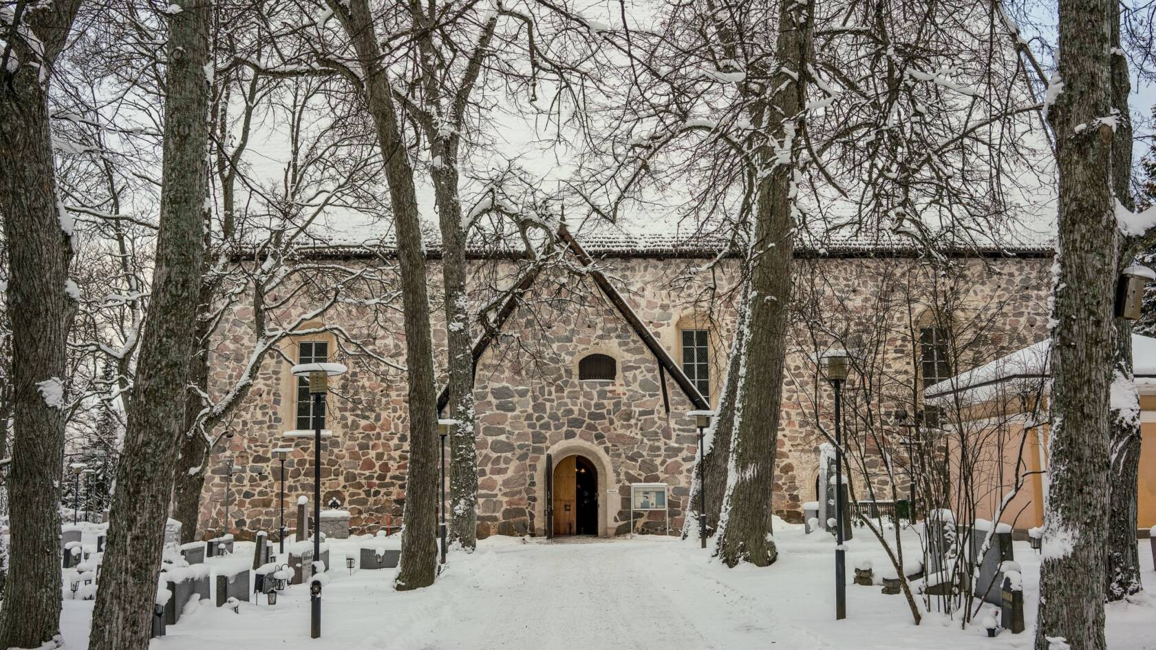 Pyhän Laurin kirkko talvella.