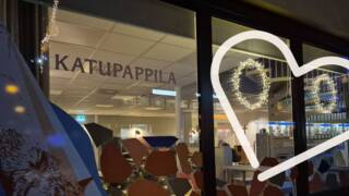 Katupappilan ikkuna ja jouluvalot.