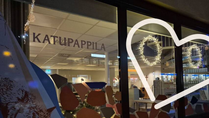 Katupappilan ikkuna ja jouluvalot.