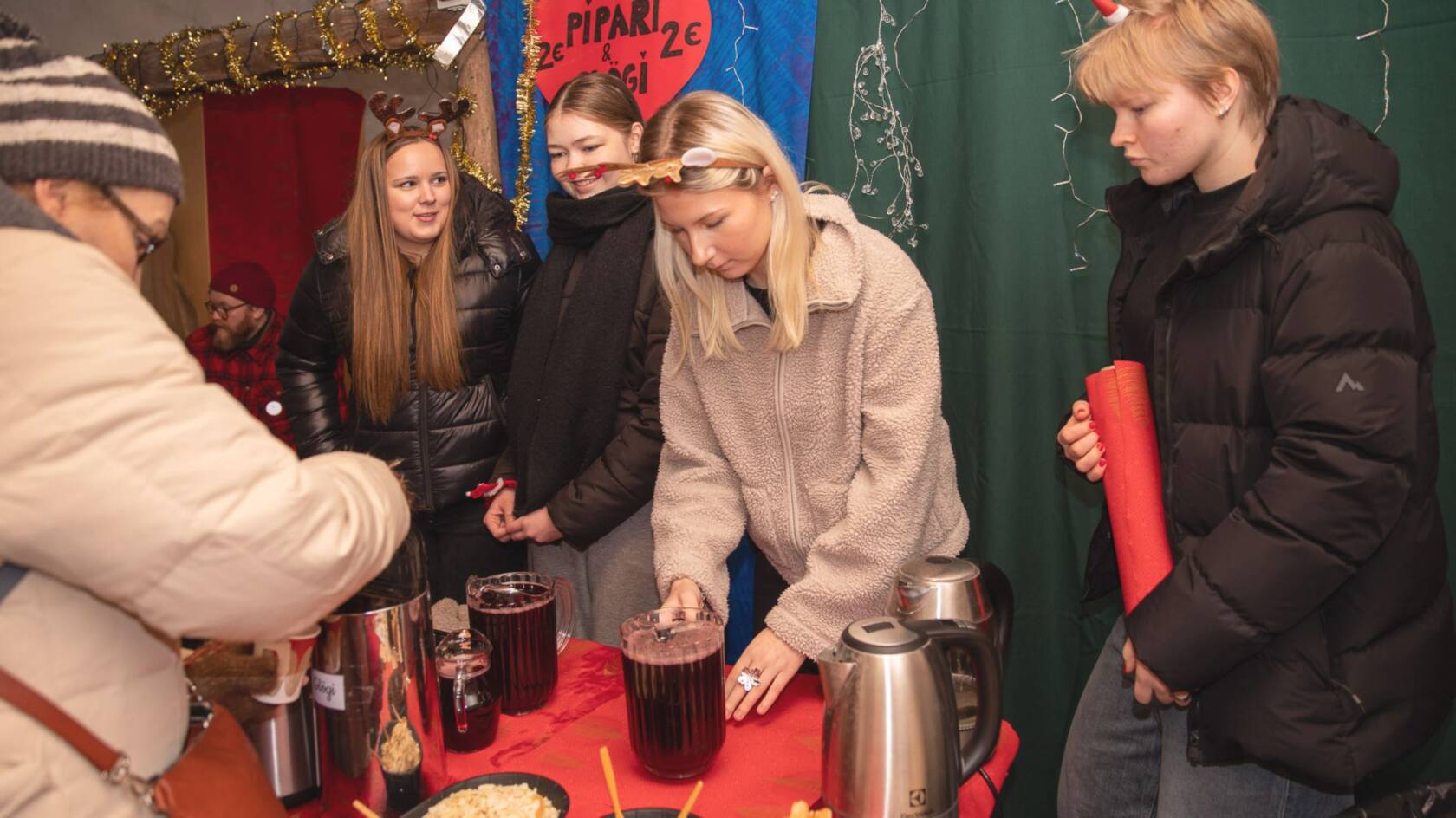 Nuoria myymässä glögiä.