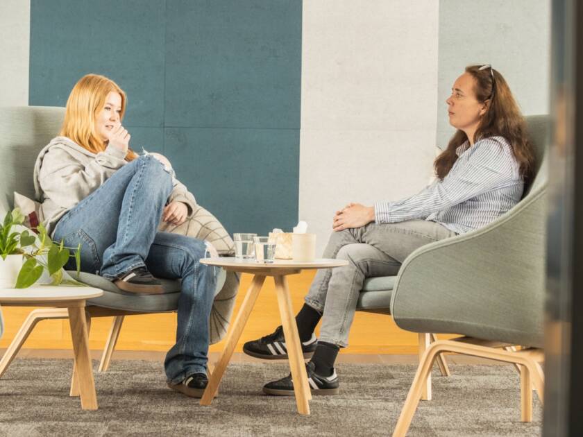 Terapeutti ja nuori vastaanotolla.
